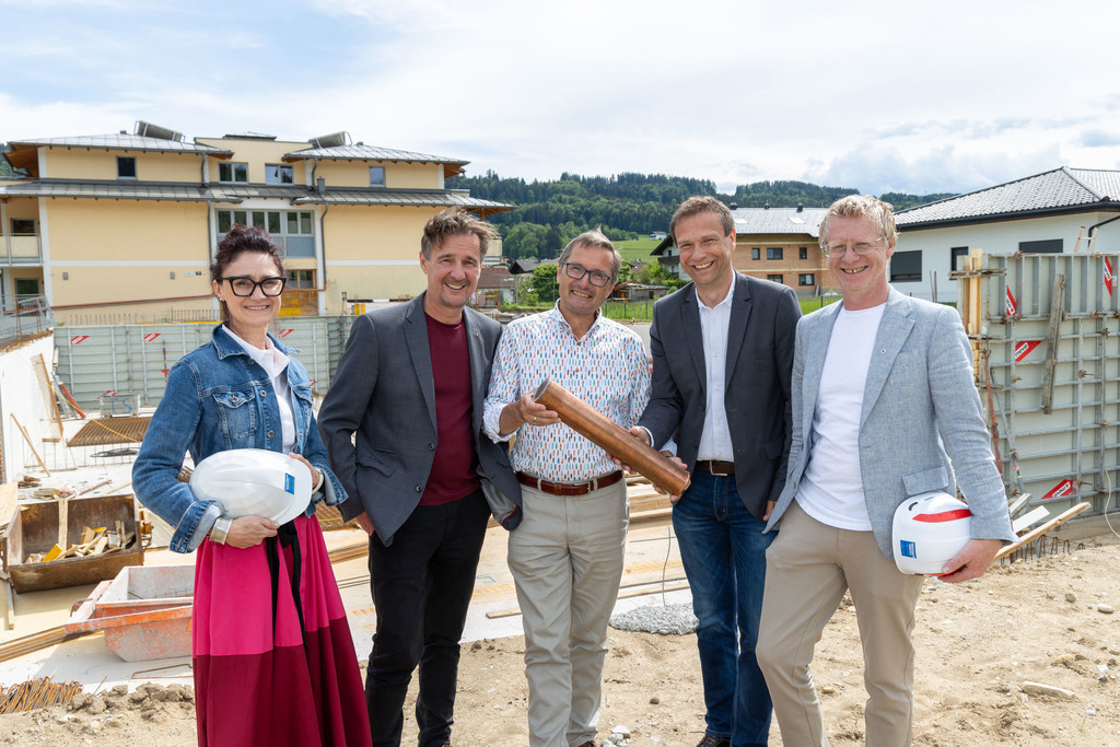 LR Martin Zauner (2. v.l.) beim Spatenstich für 27 neue Wohnungen mit Betreuungsmöglichkeit in Thalgau. Im Bild mit Andrea Schmid (Caritas),  Baumeister Ernst Tiefenthaler, Stefan Pac (Heimat Österreich) und Bgm. Johann Grubinger.